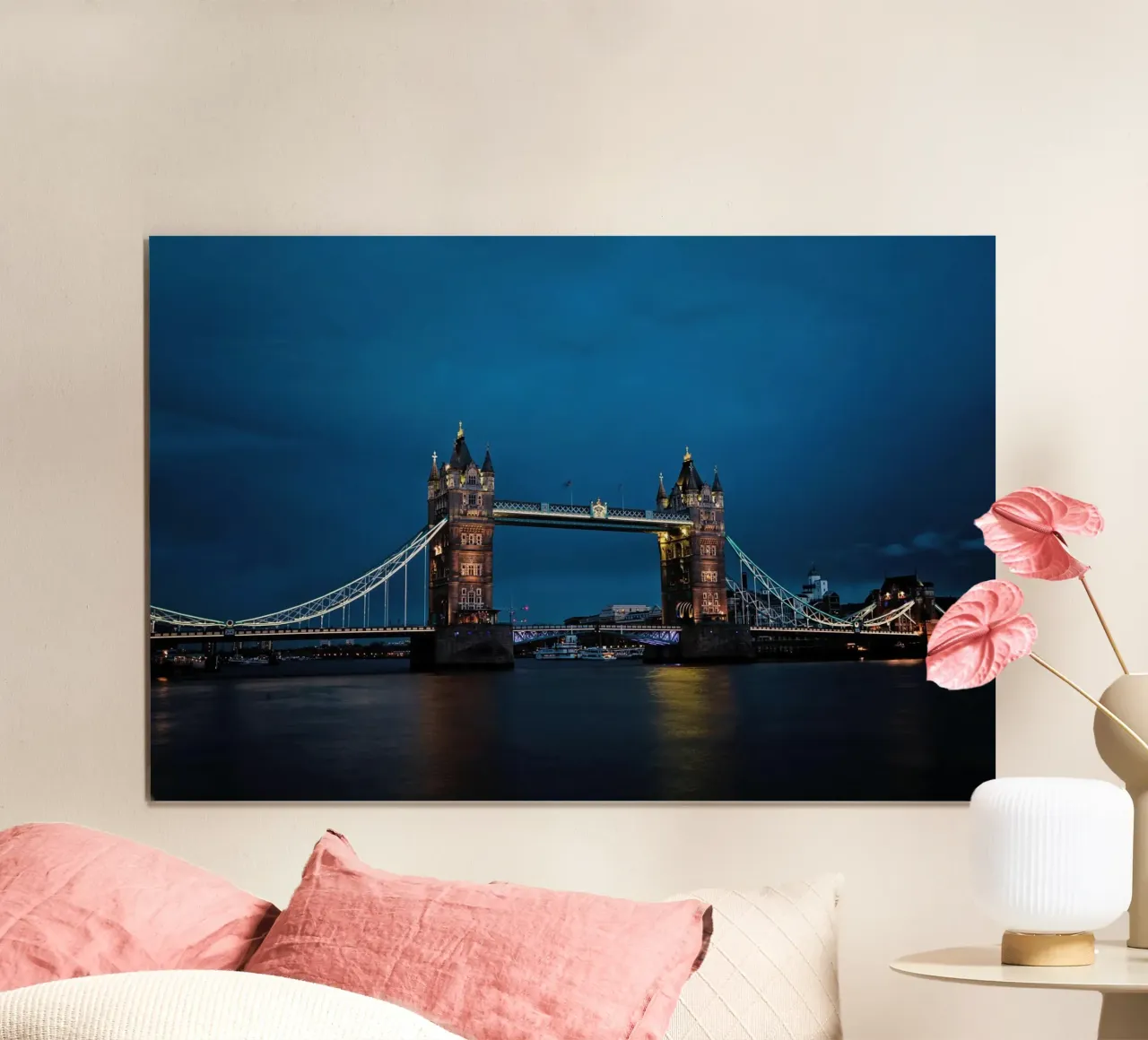 Tower Bridge in der Abenddämmerung, London Poster von Wanderlust Vibes
