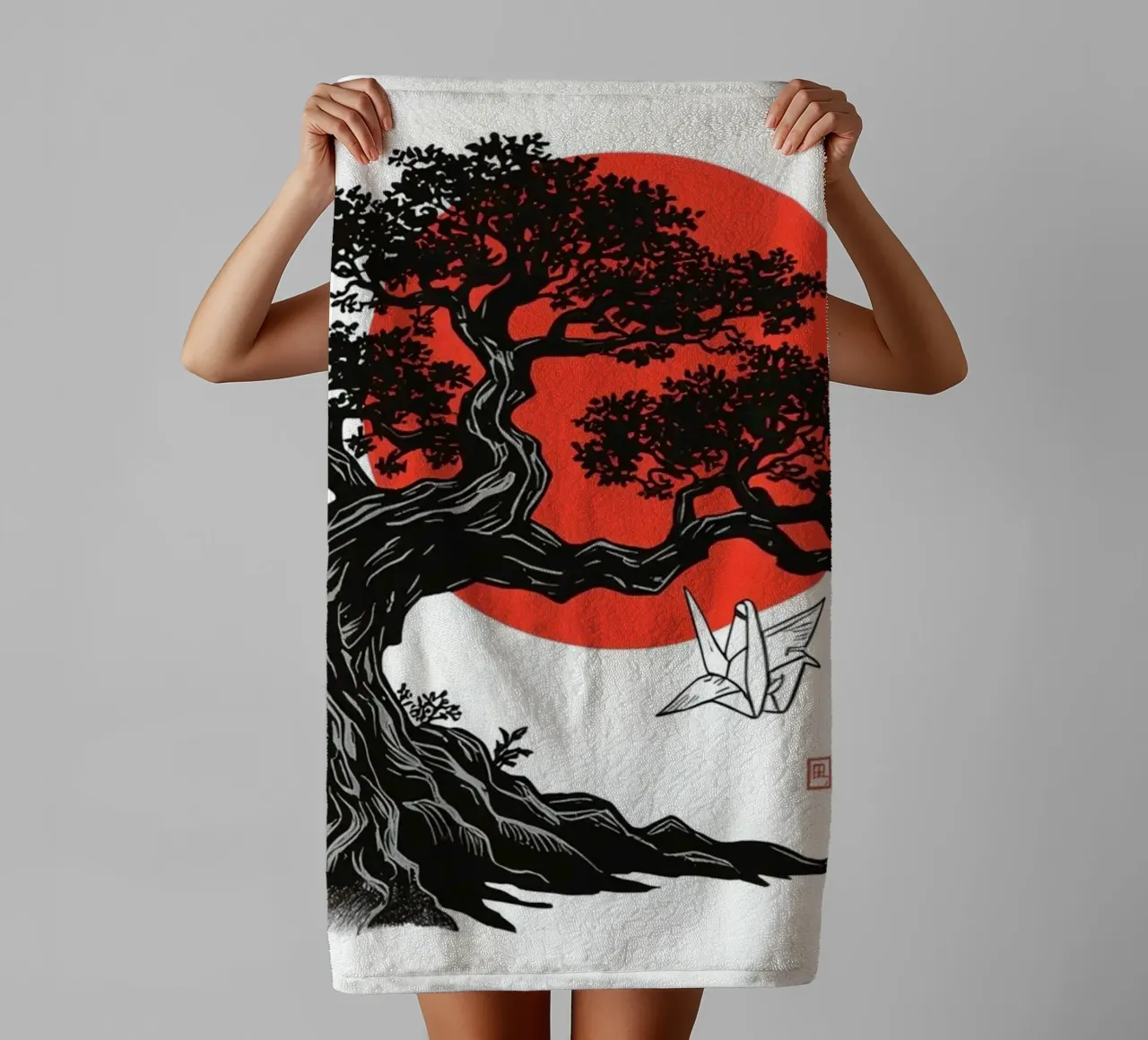 Rappresentazione artistica di un bonsai sotto un sole rosso asciugamano da bagno da DesignDoodle