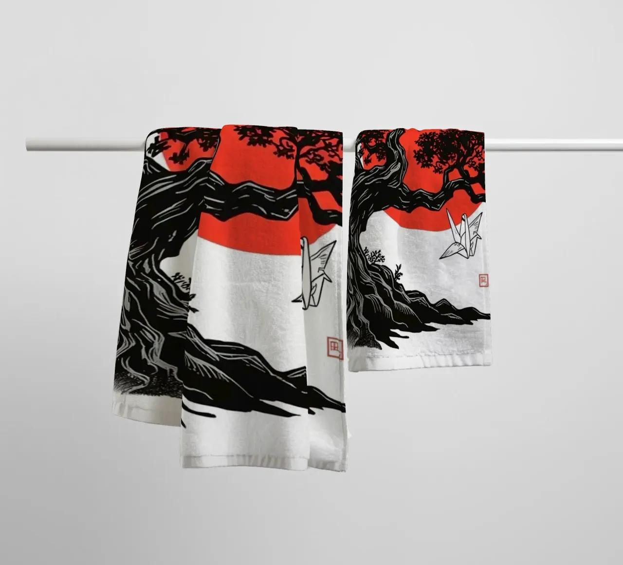 Rappresentazione artistica di un bonsai sotto un sole rosso asciugamano da bagno da DesignDoodle