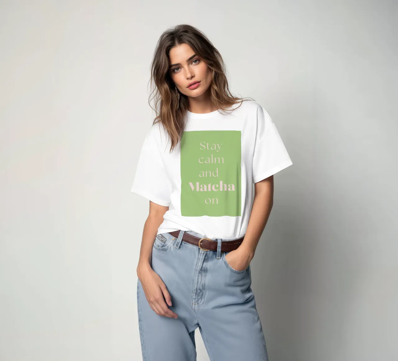 Mantenere la calma e continuare con il matcha t-shirt da Quirk & Quote