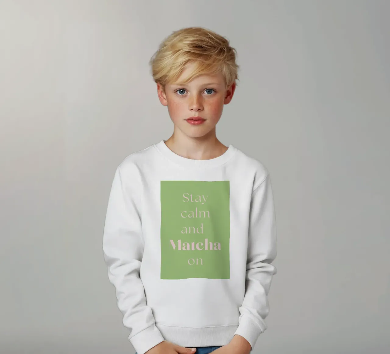 Mantenere la calma e continuare con il matcha felpa bambino da Quirk & Quote