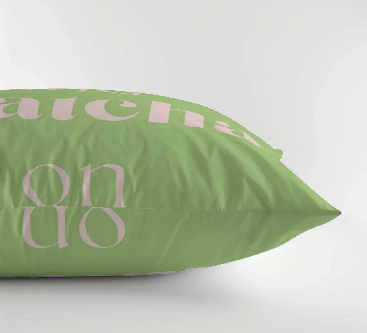 Mantenere la calma e continuare con il matcha cuscino da Quirk & Quote