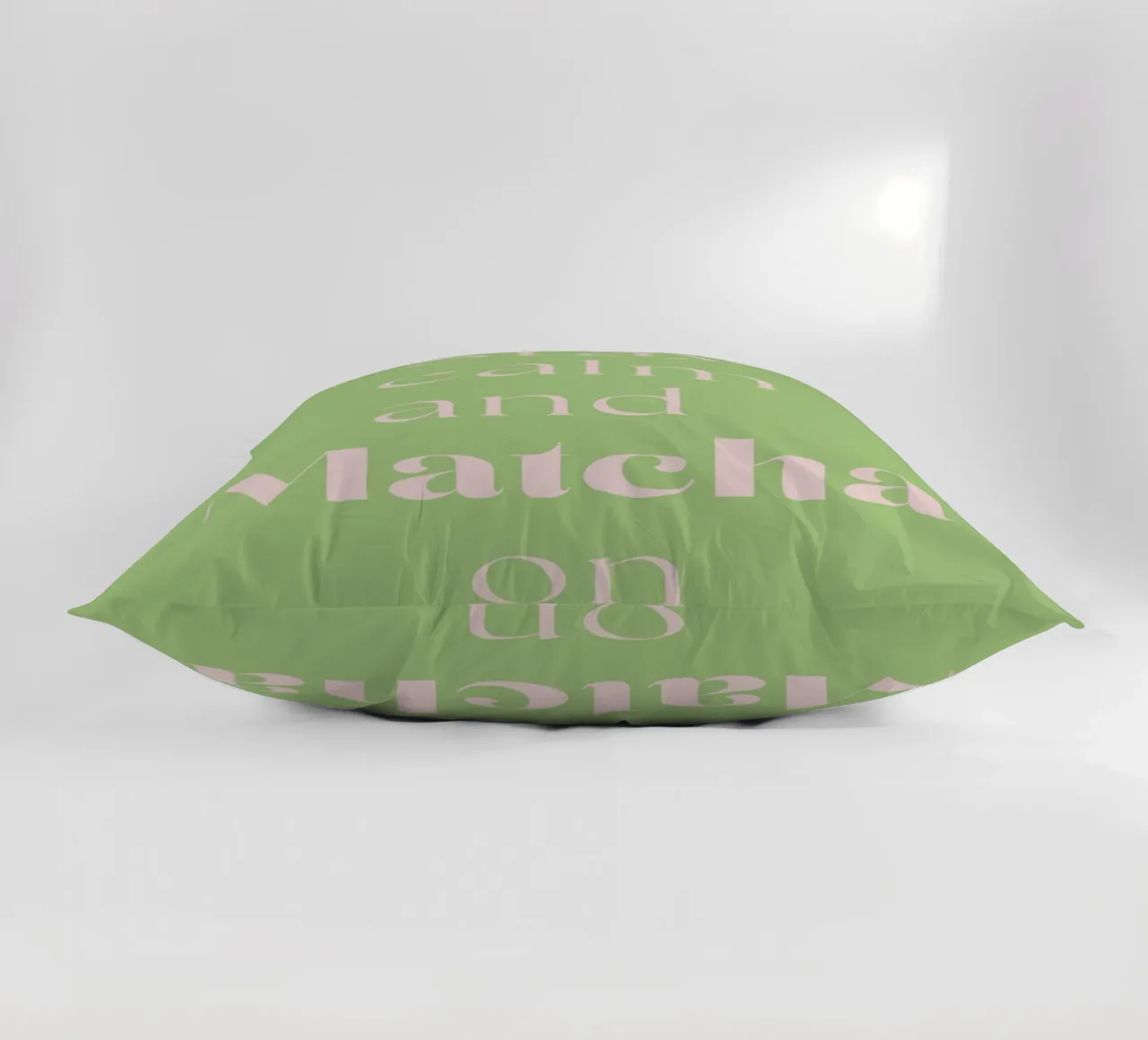 Mantenere la calma e continuare con il matcha cuscino da Quirk & Quote
