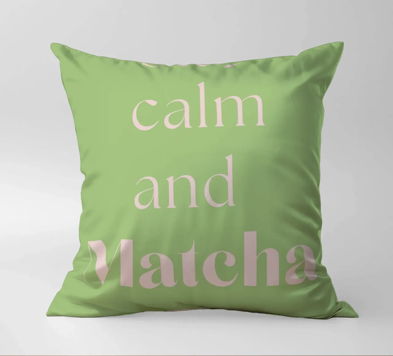 Mantenere la calma e continuare con il matcha cuscino da Quirk & Quote