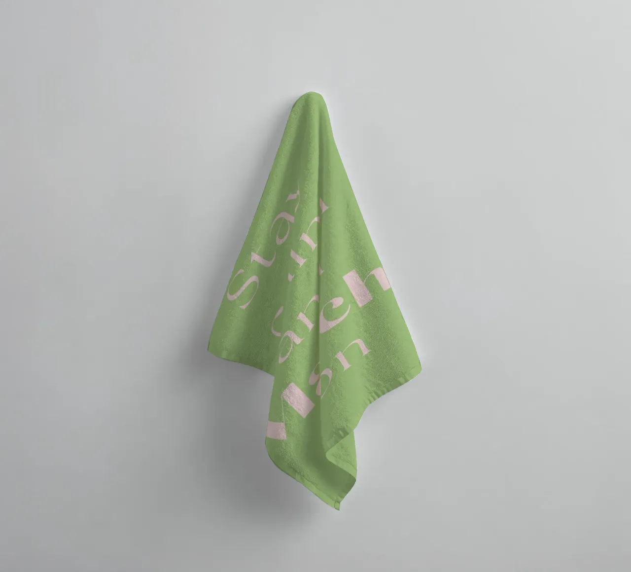 Mantenere la calma e continuare con il matcha asciugamano da bagno da Quirk & Quote
