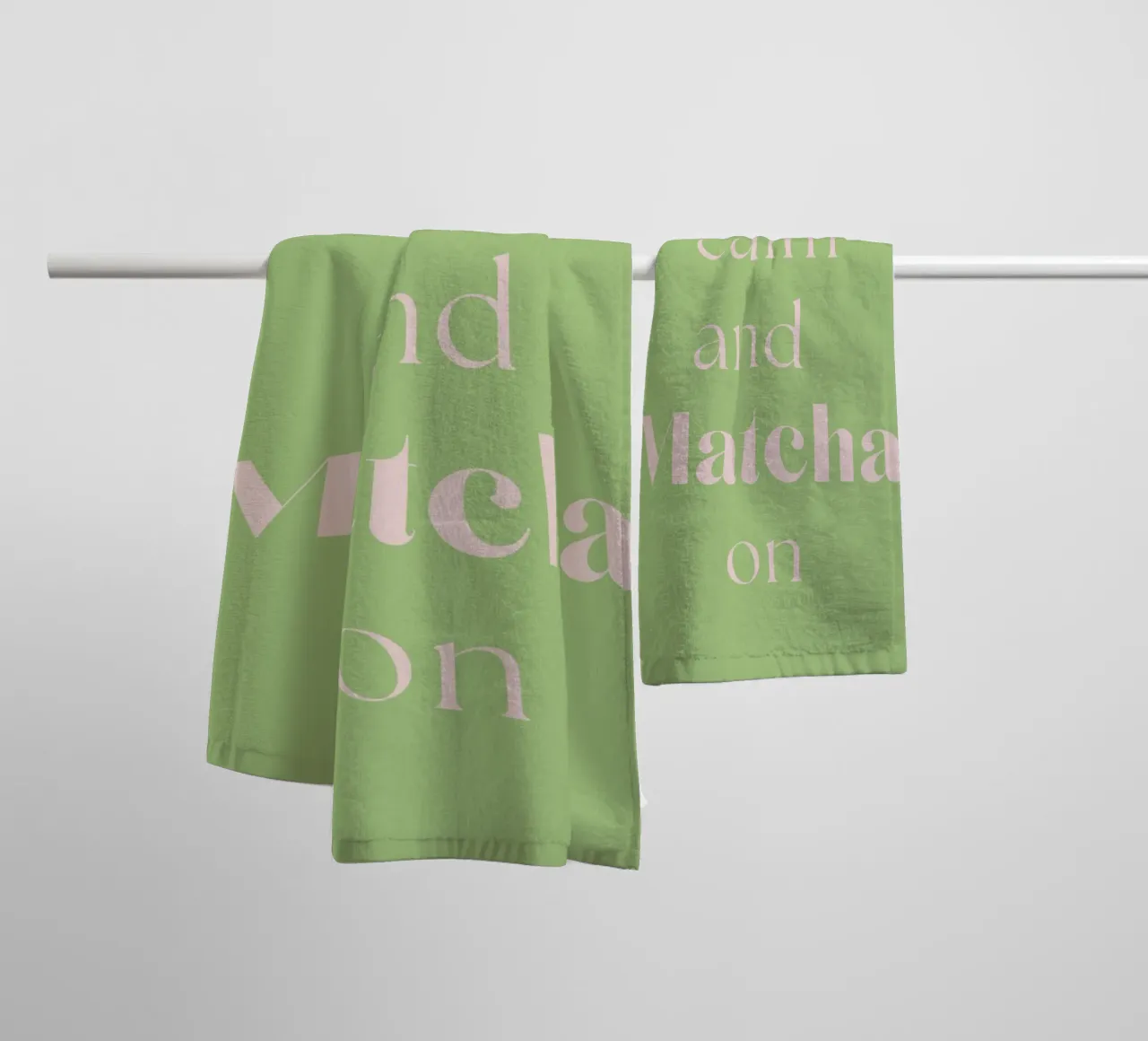 Mantenere la calma e continuare con il matcha asciugamano da bagno da Quirk & Quote