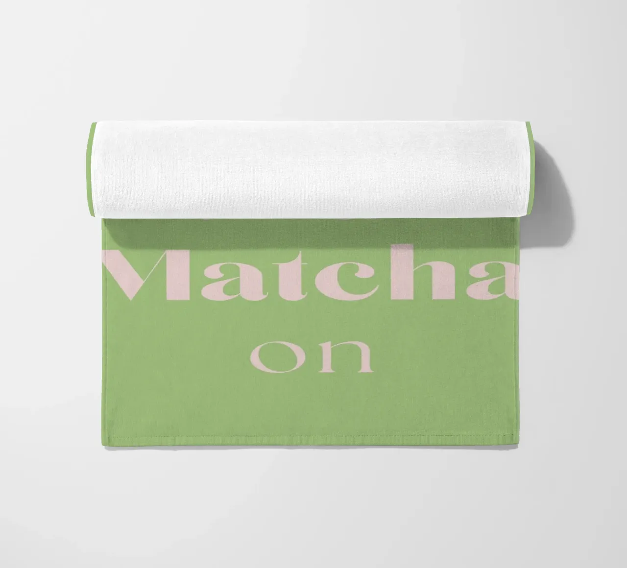 Mantenere la calma e continuare con il matcha telo mare da Quirk & Quote
