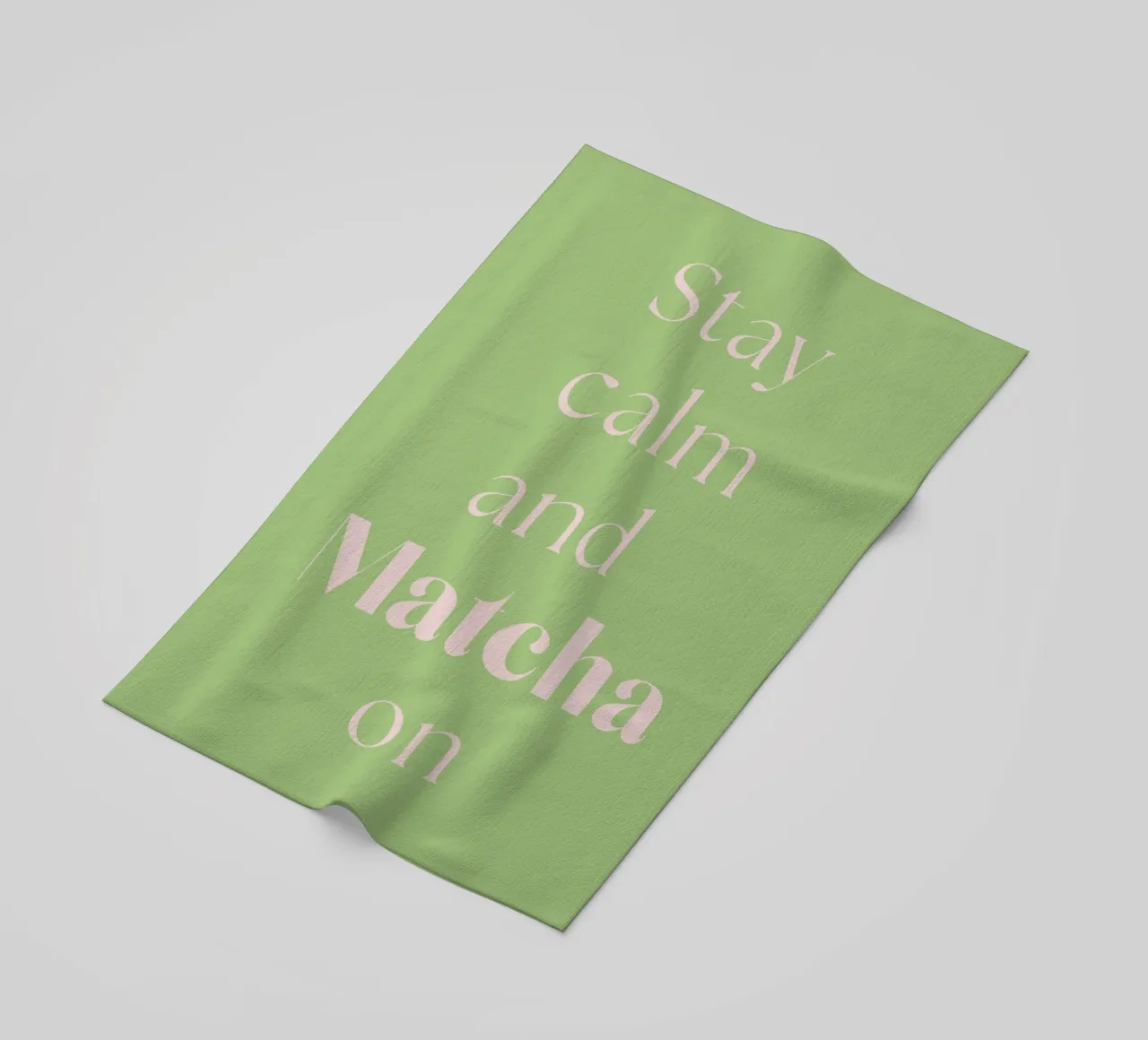 Mantenere la calma e continuare con il matcha telo mare da Quirk & Quote