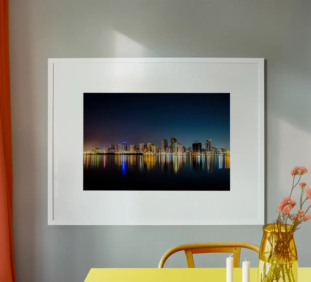 Skyline Reflections, Sharjah, Emirati Arabi Uniti poster con telaio in legno da Wanderlust Vibes
