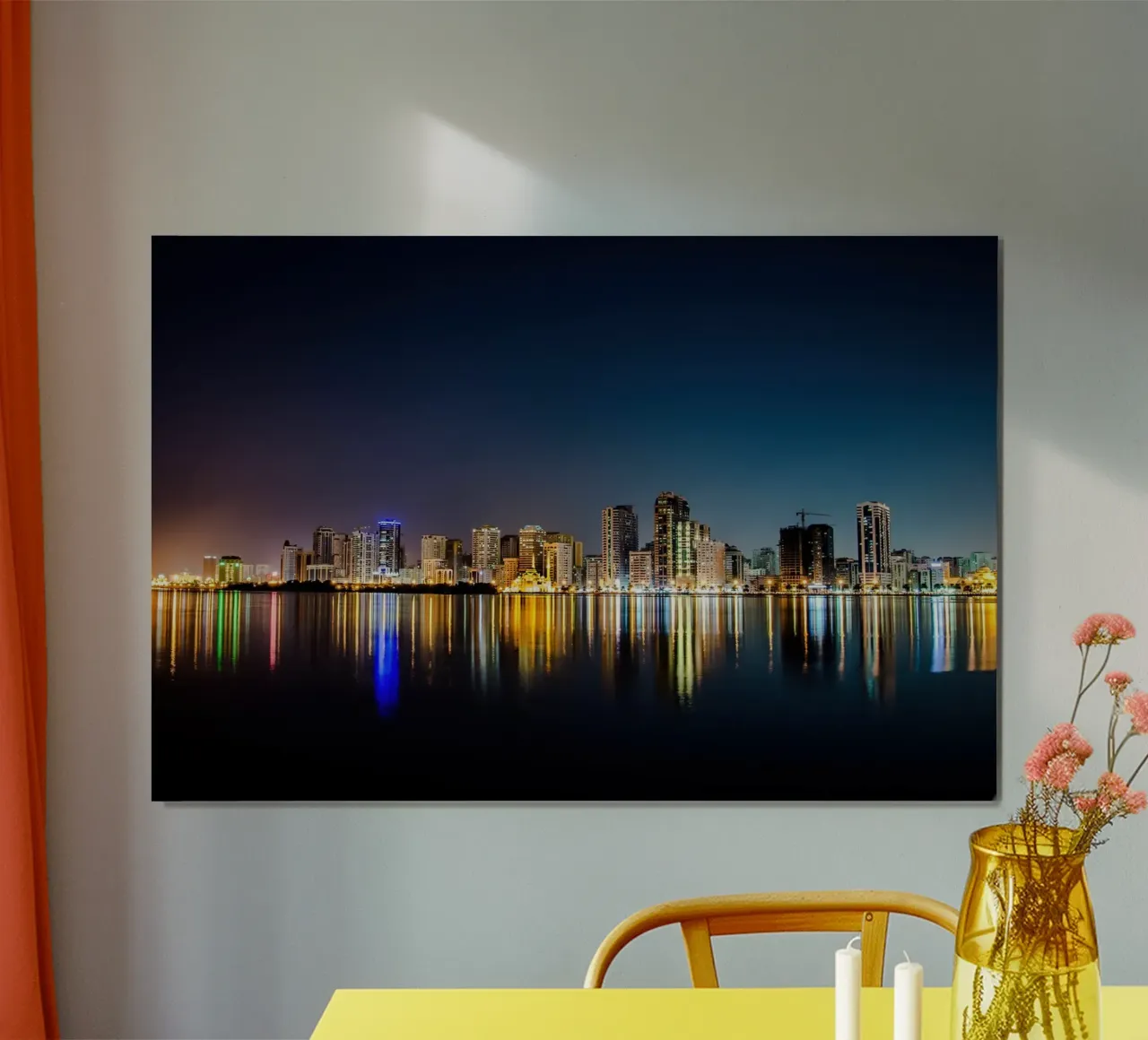 Skyline Reflections, Sharjah, Emirati Arabi Uniti poster con telaio in legno da Wanderlust Vibes