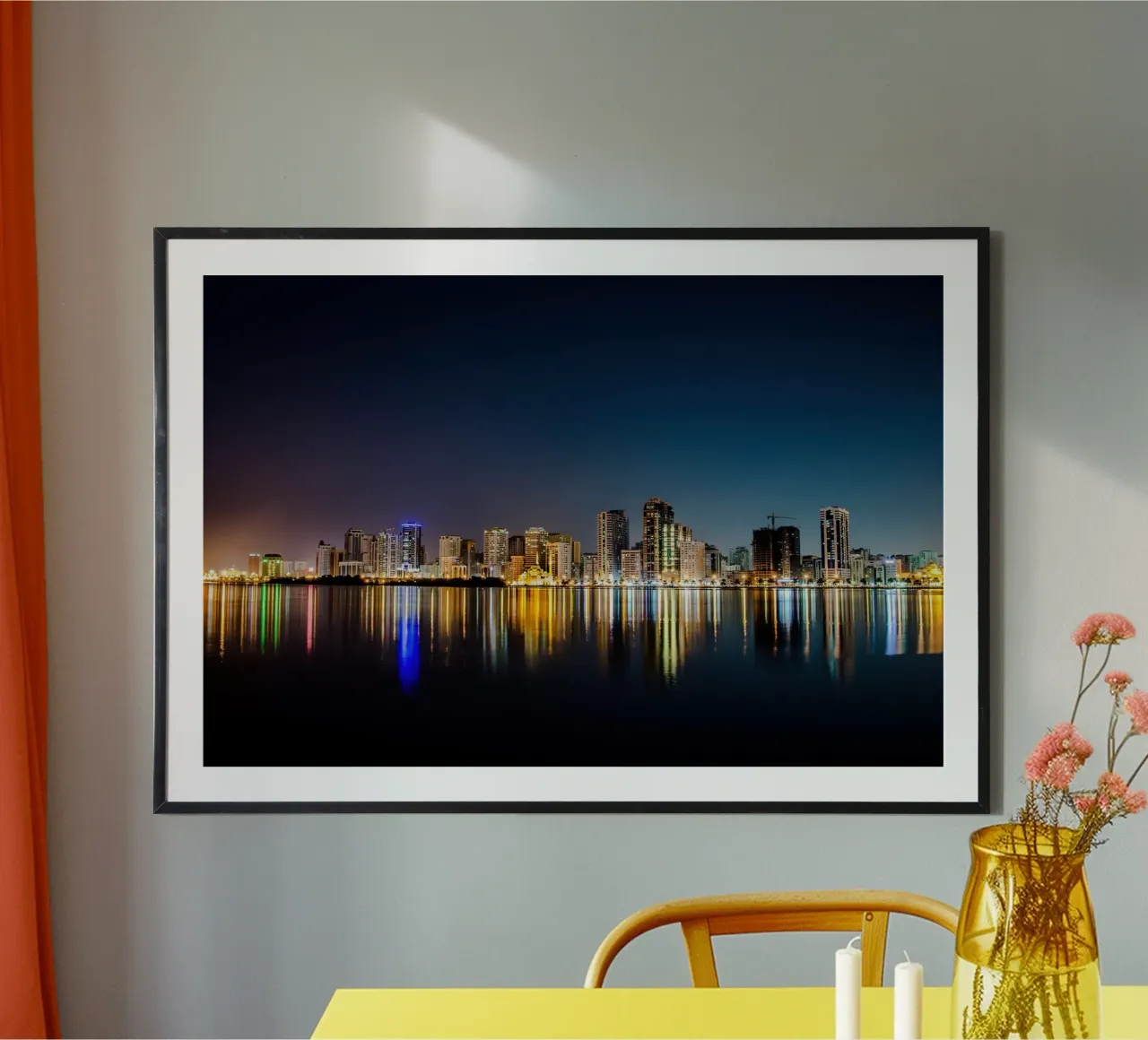 Skyline Reflections, Sharjah, Emirati Arabi Uniti poster con telaio in legno da Wanderlust Vibes