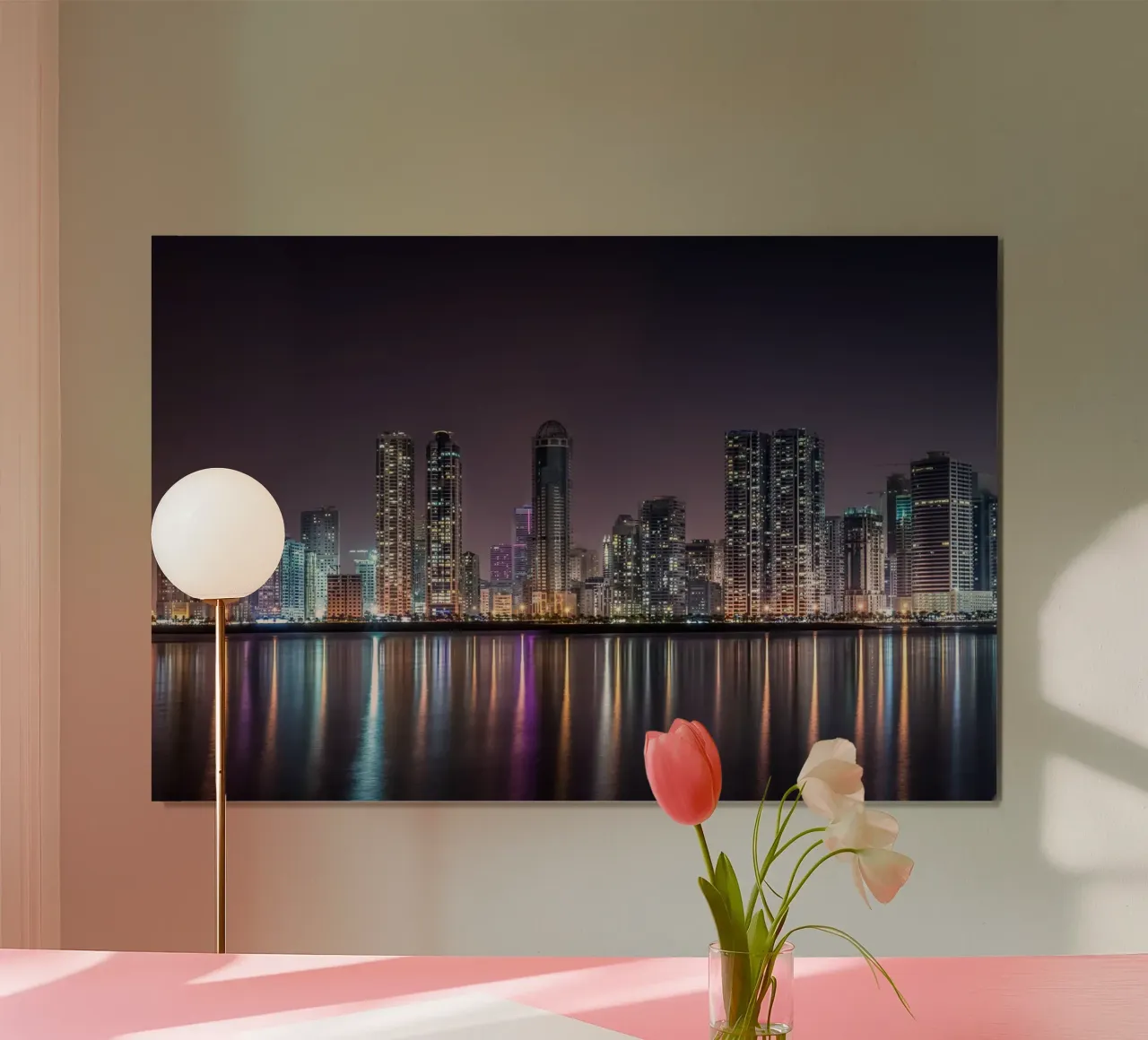 Luci della città sull'acqua, Sharjah, Emirati Arabi Uniti poster con telaio in legno da Wanderlust Vibes