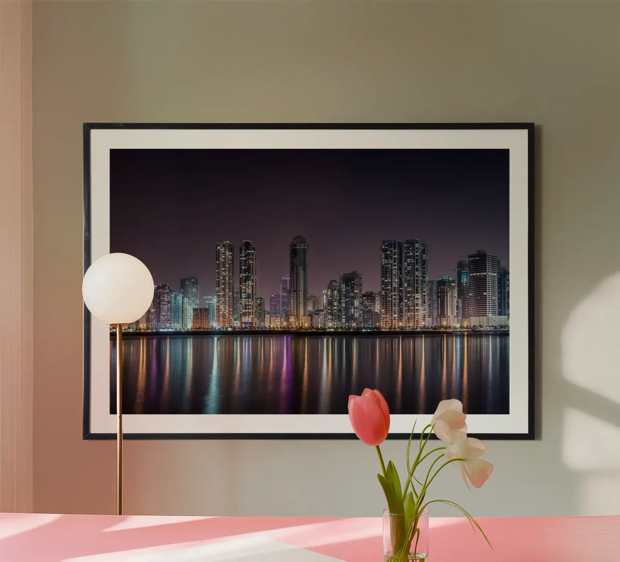 Luci della città sull'acqua, Sharjah, Emirati Arabi Uniti poster con telaio in legno da Wanderlust Vibes