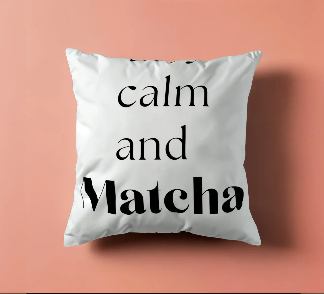 Mantenere la calma e continuare con il matcha cuscino da Quirk & Quote