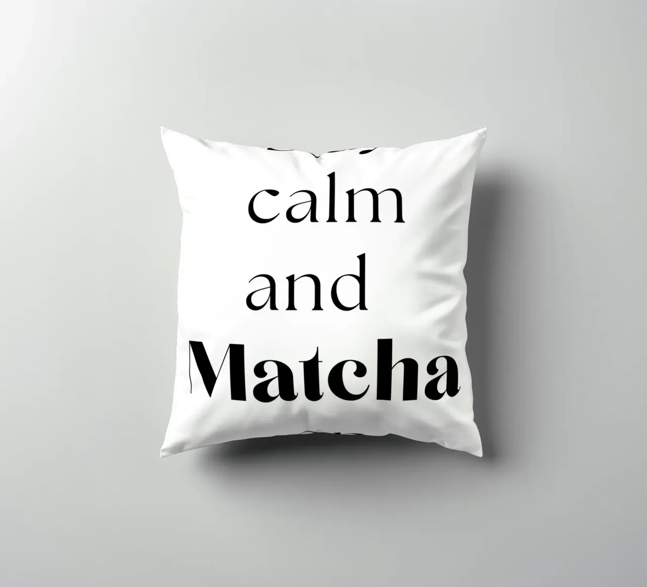 Mantenere la calma e continuare con il matcha cuscino da Quirk & Quote