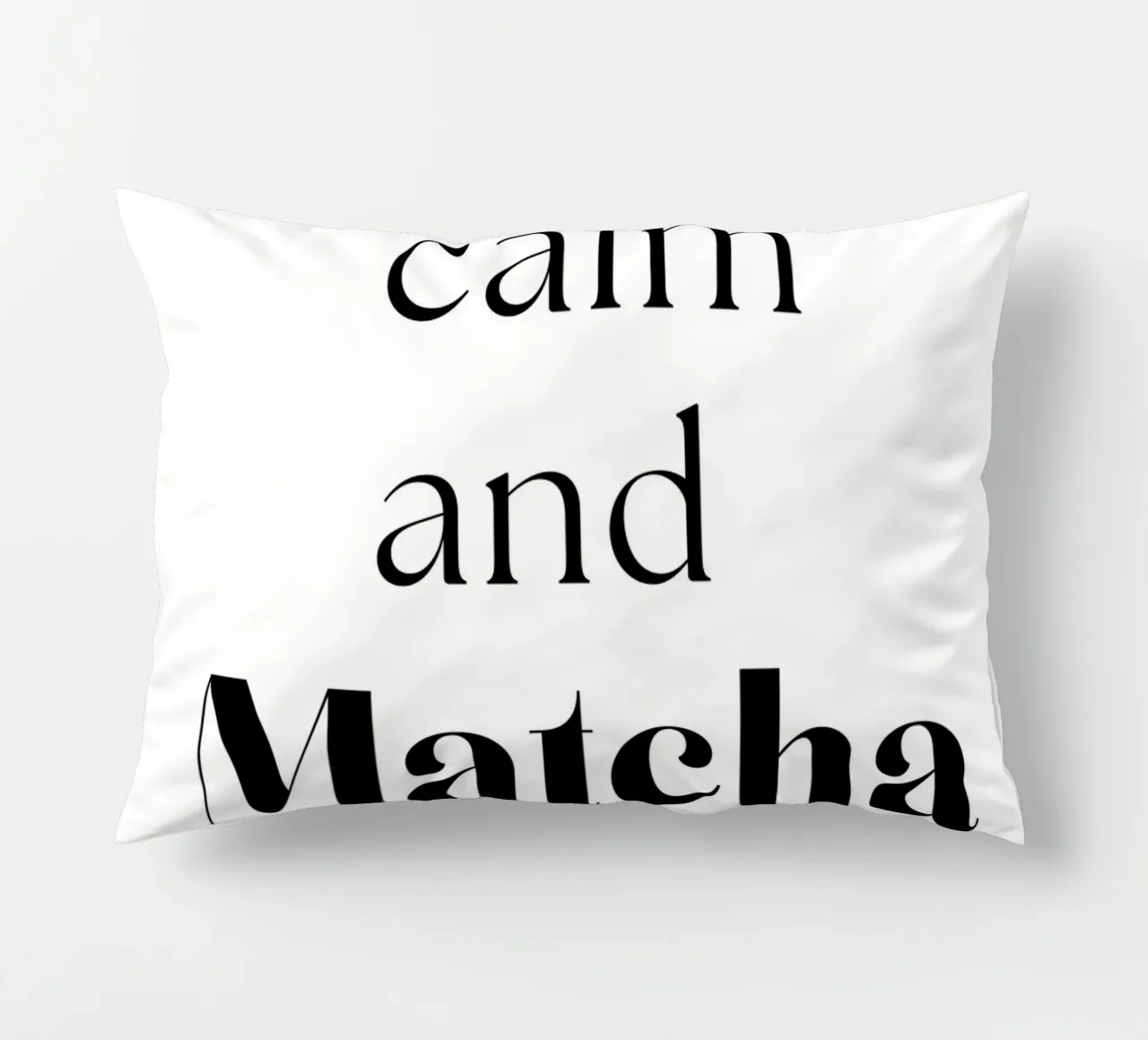 Mantenere la calma e continuare con il matcha cuscino da Quirk & Quote