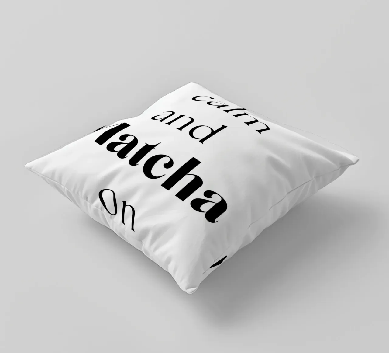 Mantenere la calma e continuare con il matcha cuscino da Quirk & Quote