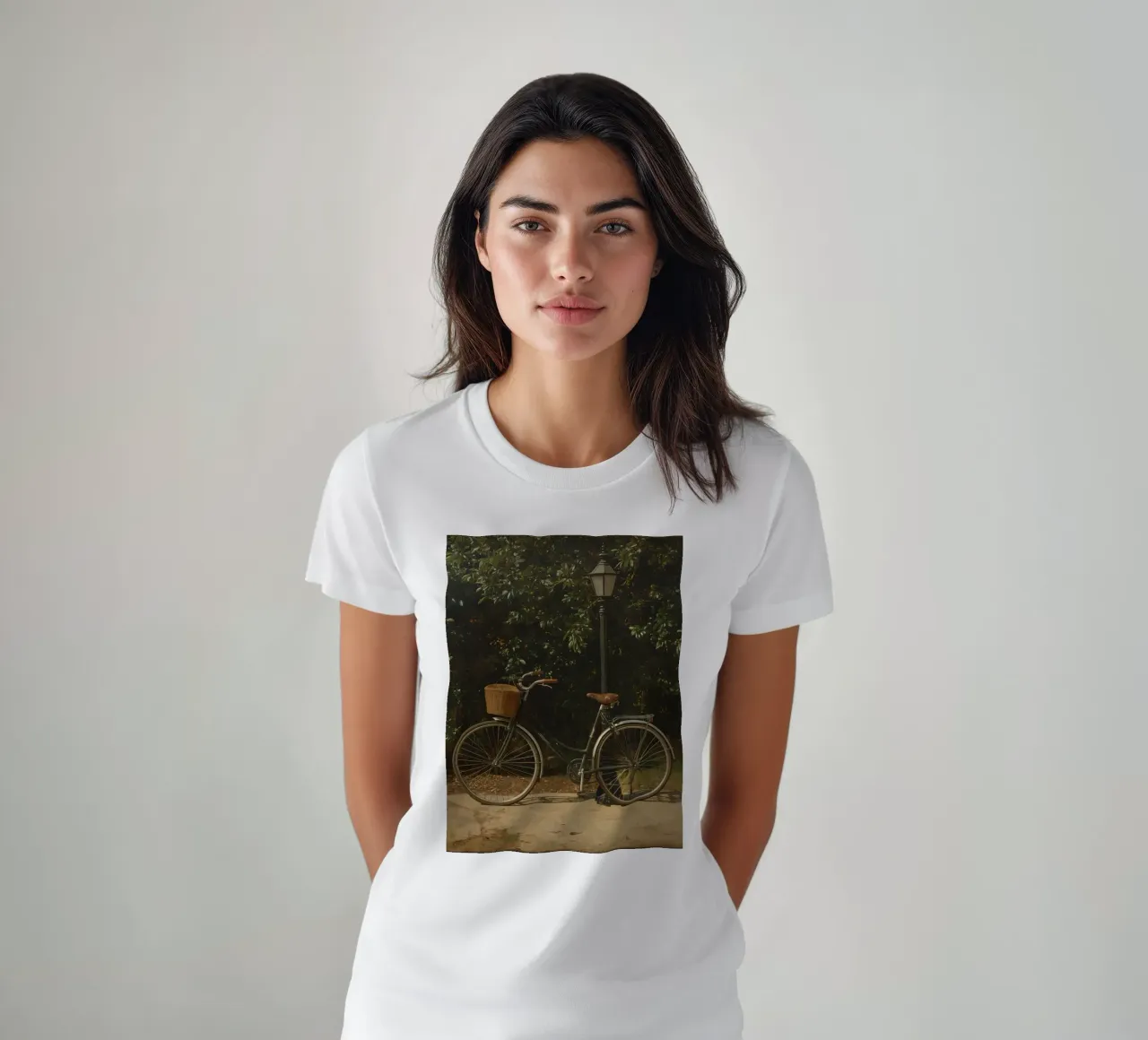 Bicicletta d'epoca parcheggiata accanto a un lampione in un lussureggiante spazio all'aperto t-shirt da DesignDoodle