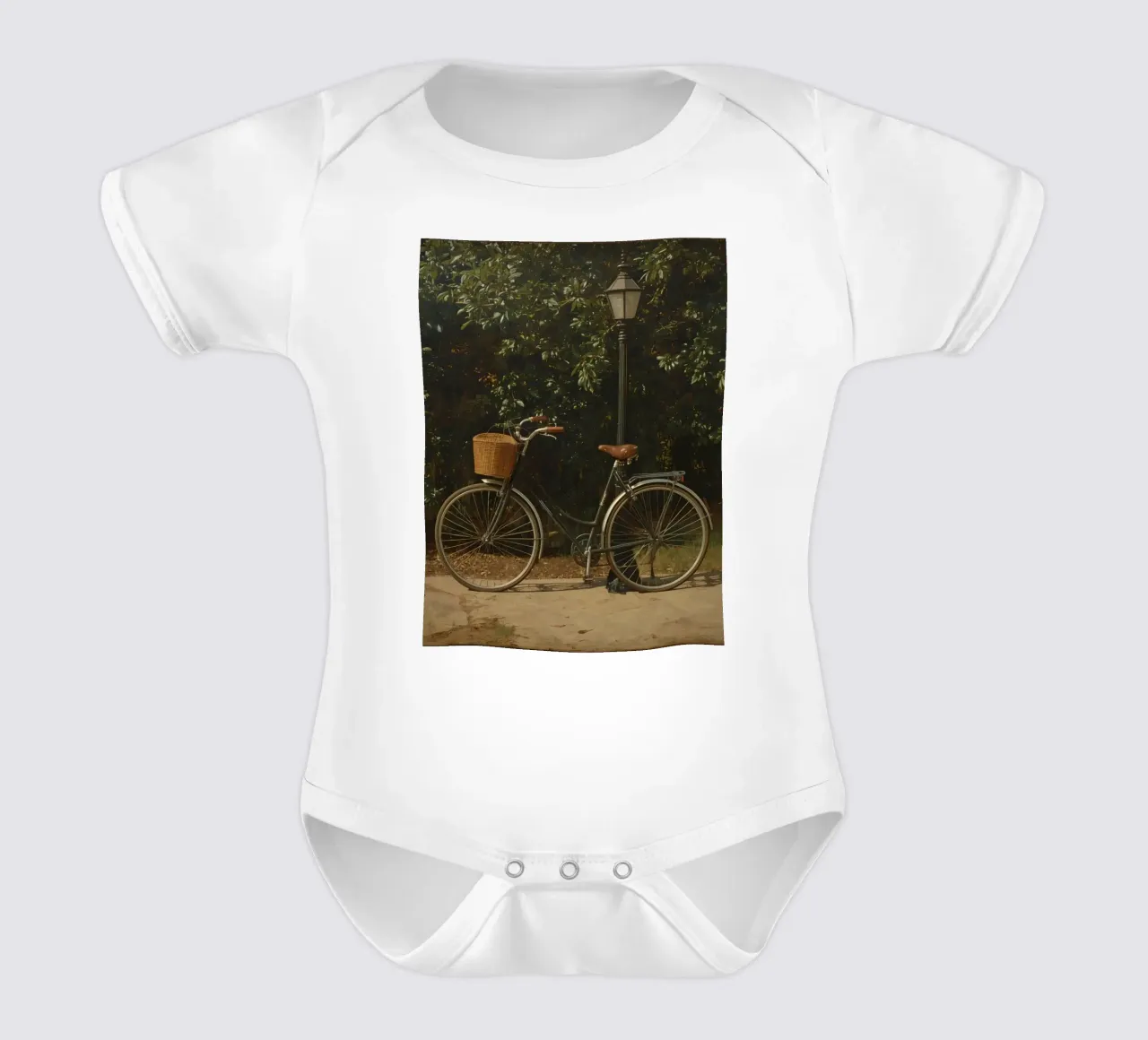Bicicletta d'epoca parcheggiata accanto a un lampione in un lussureggiante spazio all'aperto body neonato maniche corte da DesignDoodle