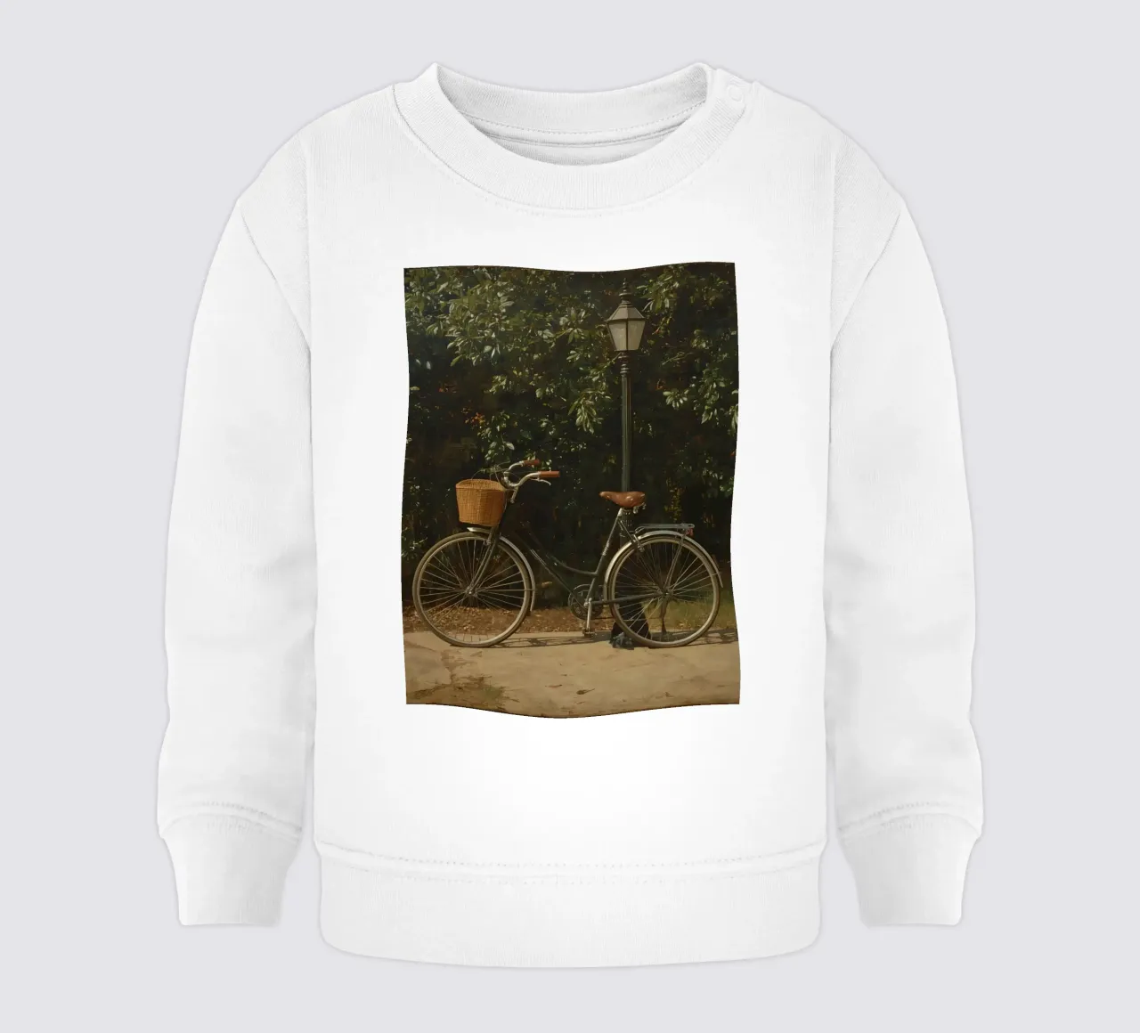 Bicicletta d'epoca parcheggiata accanto a un lampione in un lussureggiante spazio all'aperto felpa neonato da DesignDoodle