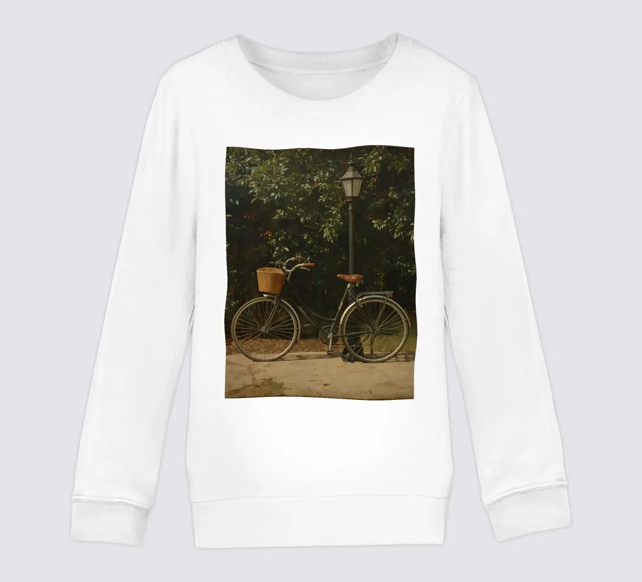 Bicicletta d'epoca parcheggiata accanto a un lampione in un lussureggiante spazio all'aperto felpa bambino da DesignDoodle
