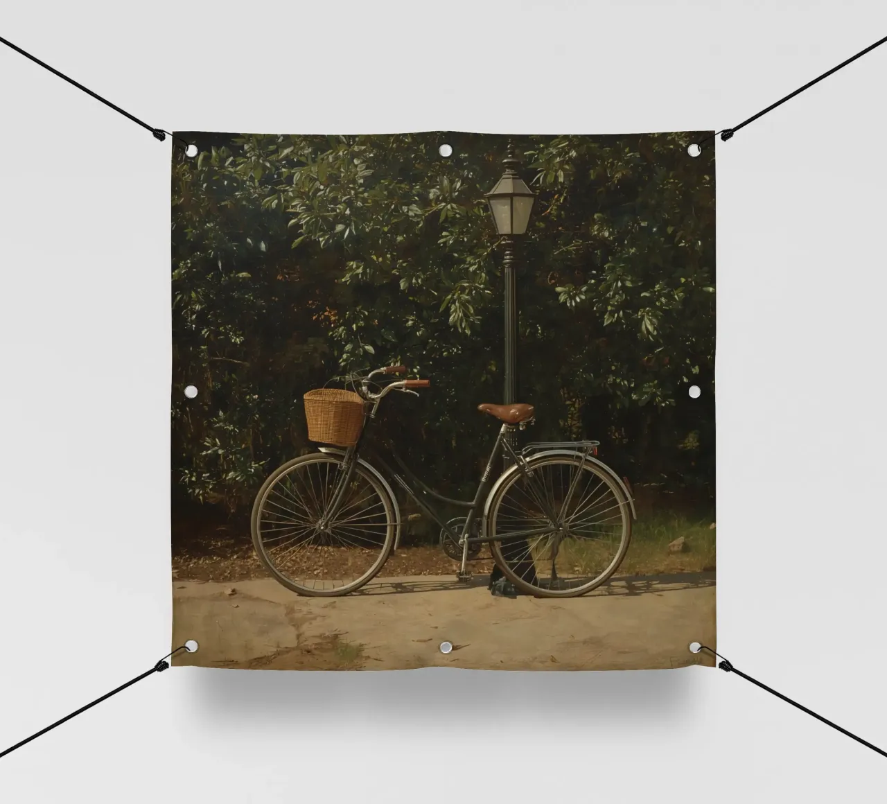 Bicicletta d'epoca parcheggiata accanto a un lampione in un lussureggiante spazio all'aperto telo in pvc da DesignDoodle