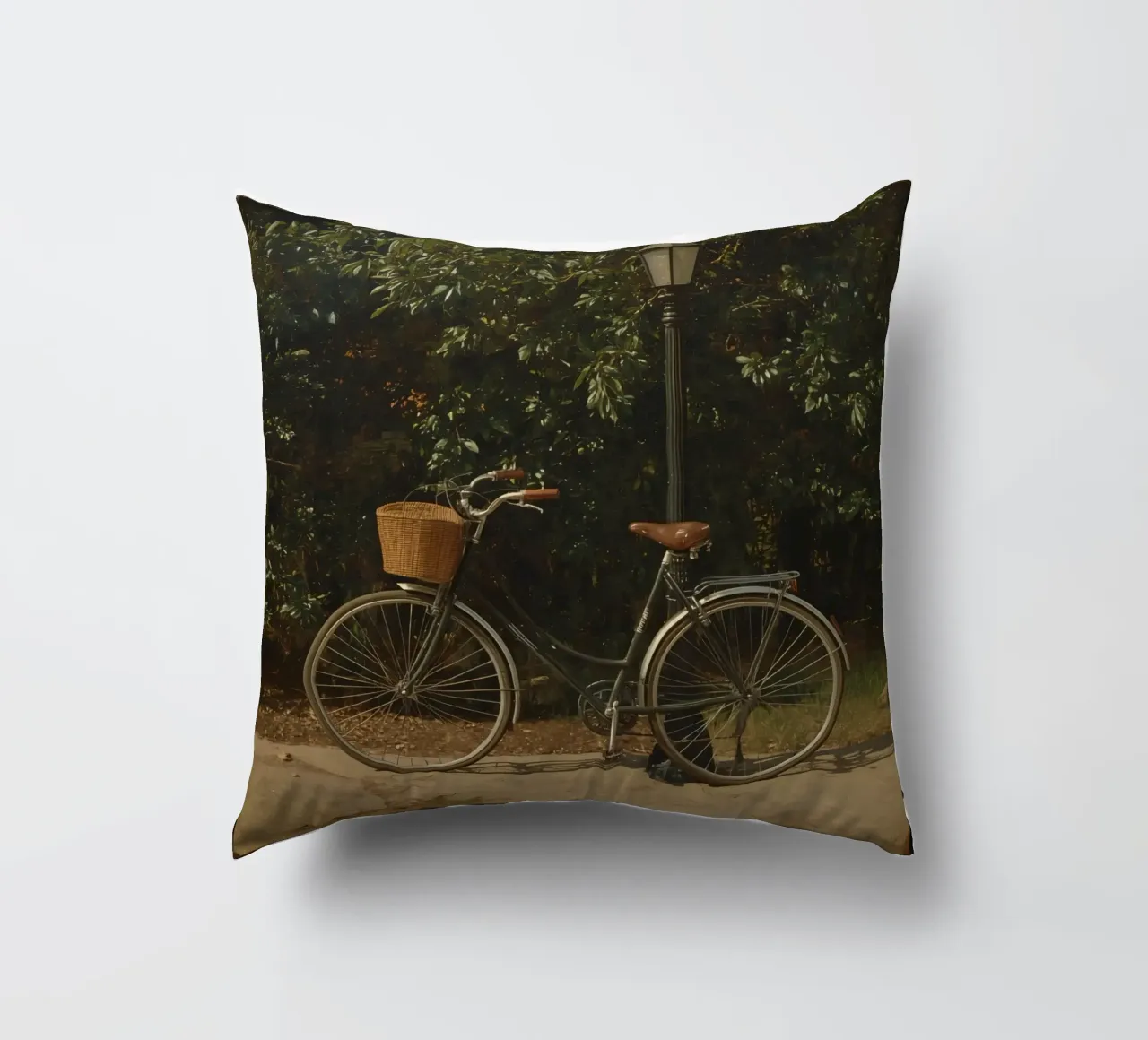 Bicicletta d'epoca parcheggiata accanto a un lampione in un lussureggiante spazio all'aperto cuscino da DesignDoodle