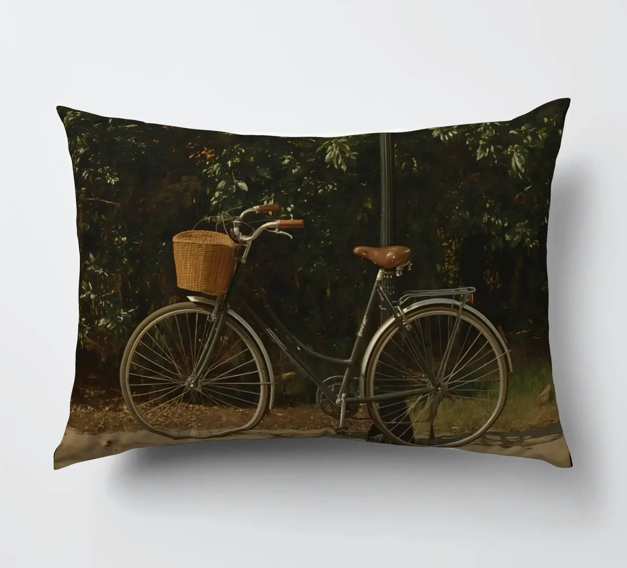 Bicicletta d'epoca parcheggiata accanto a un lampione in un lussureggiante spazio all'aperto cuscino da DesignDoodle