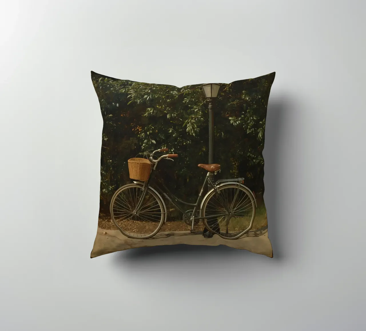 Bicicletta d'epoca parcheggiata accanto a un lampione in un lussureggiante spazio all'aperto cuscino da DesignDoodle