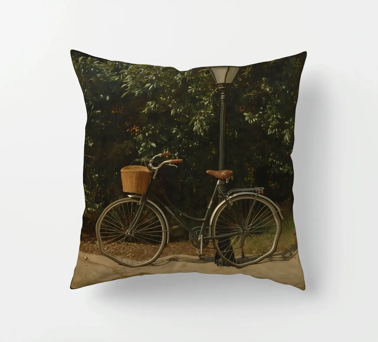 Bicicletta d'epoca parcheggiata accanto a un lampione in un lussureggiante spazio all'aperto cuscino da DesignDoodle