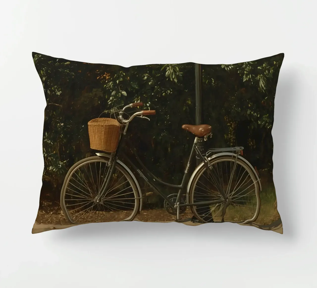 Bicicletta d'epoca parcheggiata accanto a un lampione in un lussureggiante spazio all'aperto cuscino da DesignDoodle