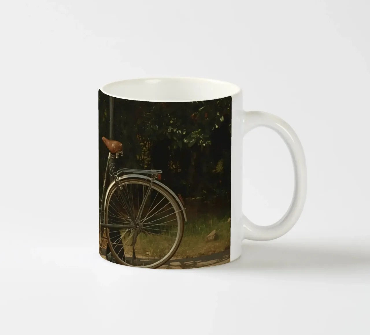 Bicicletta d'epoca parcheggiata accanto a un lampione in un lussureggiante spazio all'aperto tazza in ceramica da DesignDoodle