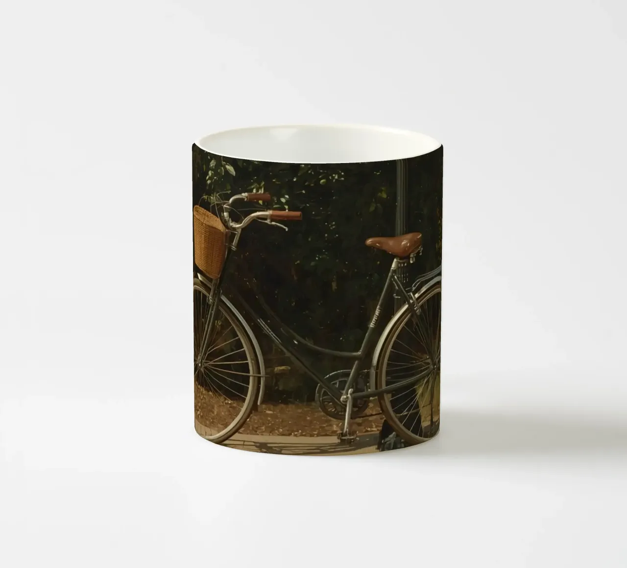 Bicicletta d'epoca parcheggiata accanto a un lampione in un lussureggiante spazio all'aperto tazza in ceramica da DesignDoodle