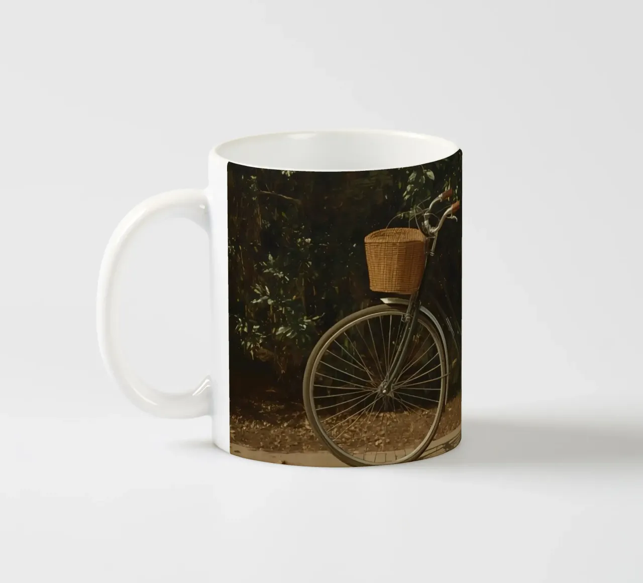 Bicicletta d'epoca parcheggiata accanto a un lampione in un lussureggiante spazio all'aperto tazza in ceramica da DesignDoodle