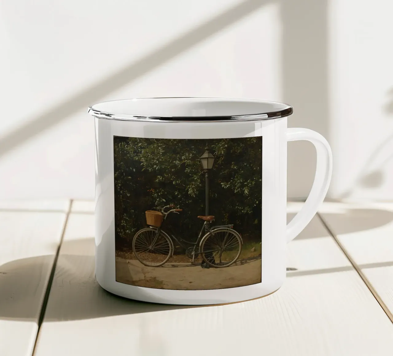 Bicicletta d'epoca parcheggiata accanto a un lampione in un lussureggiante spazio all'aperto tazza in smalto da DesignDoodle