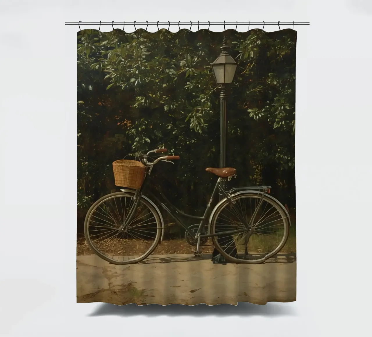 Bicicletta d'epoca parcheggiata accanto a un lampione in un lussureggiante spazio all'aperto tenda da doccia da DesignDoodle