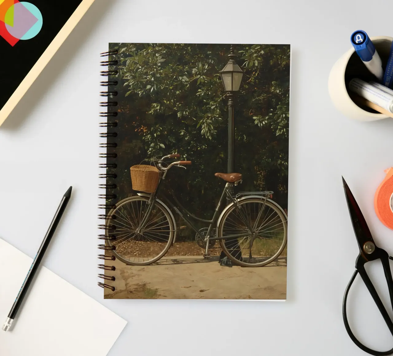 Bicicletta d'epoca parcheggiata accanto a un lampione in un lussureggiante spazio all'aperto diario ad anelli da DesignDoodle