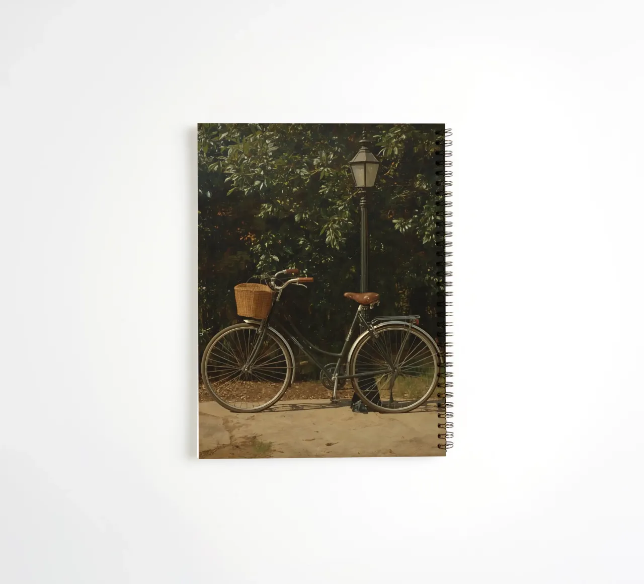 Bicicletta d'epoca parcheggiata accanto a un lampione in un lussureggiante spazio all'aperto diario ad anelli da DesignDoodle