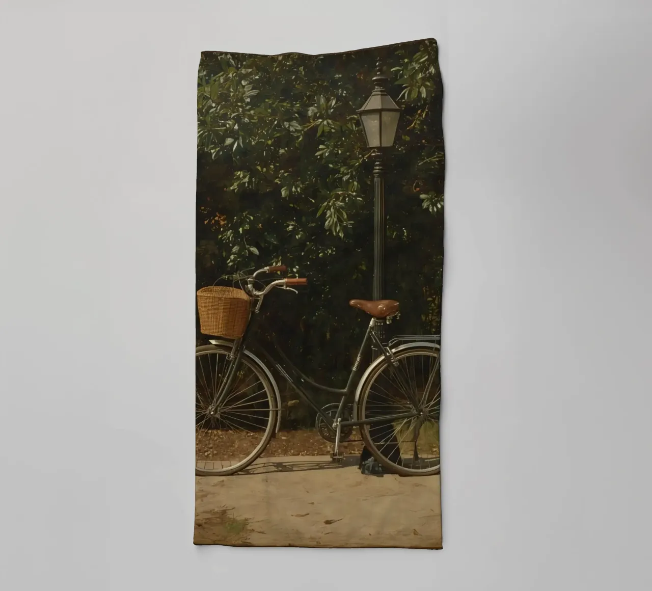 Bicicletta d'epoca parcheggiata accanto a un lampione in un lussureggiante spazio all'aperto asciugamano da bagno da DesignDoodle