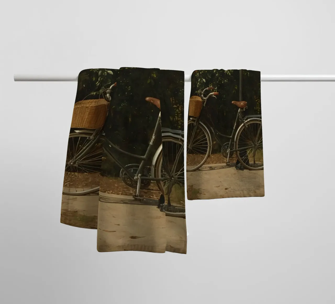 Bicicletta d'epoca parcheggiata accanto a un lampione in un lussureggiante spazio all'aperto asciugamano da bagno da DesignDoodle