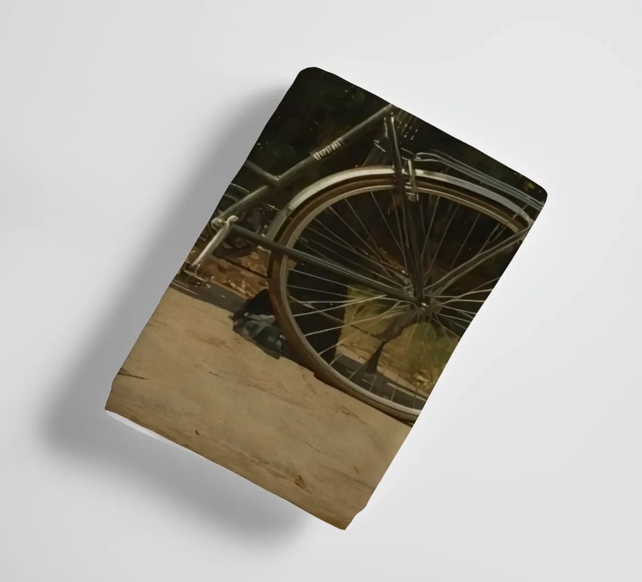 Bicicletta d'epoca parcheggiata accanto a un lampione in un lussureggiante spazio all'aperto asciugamano da bagno da DesignDoodle