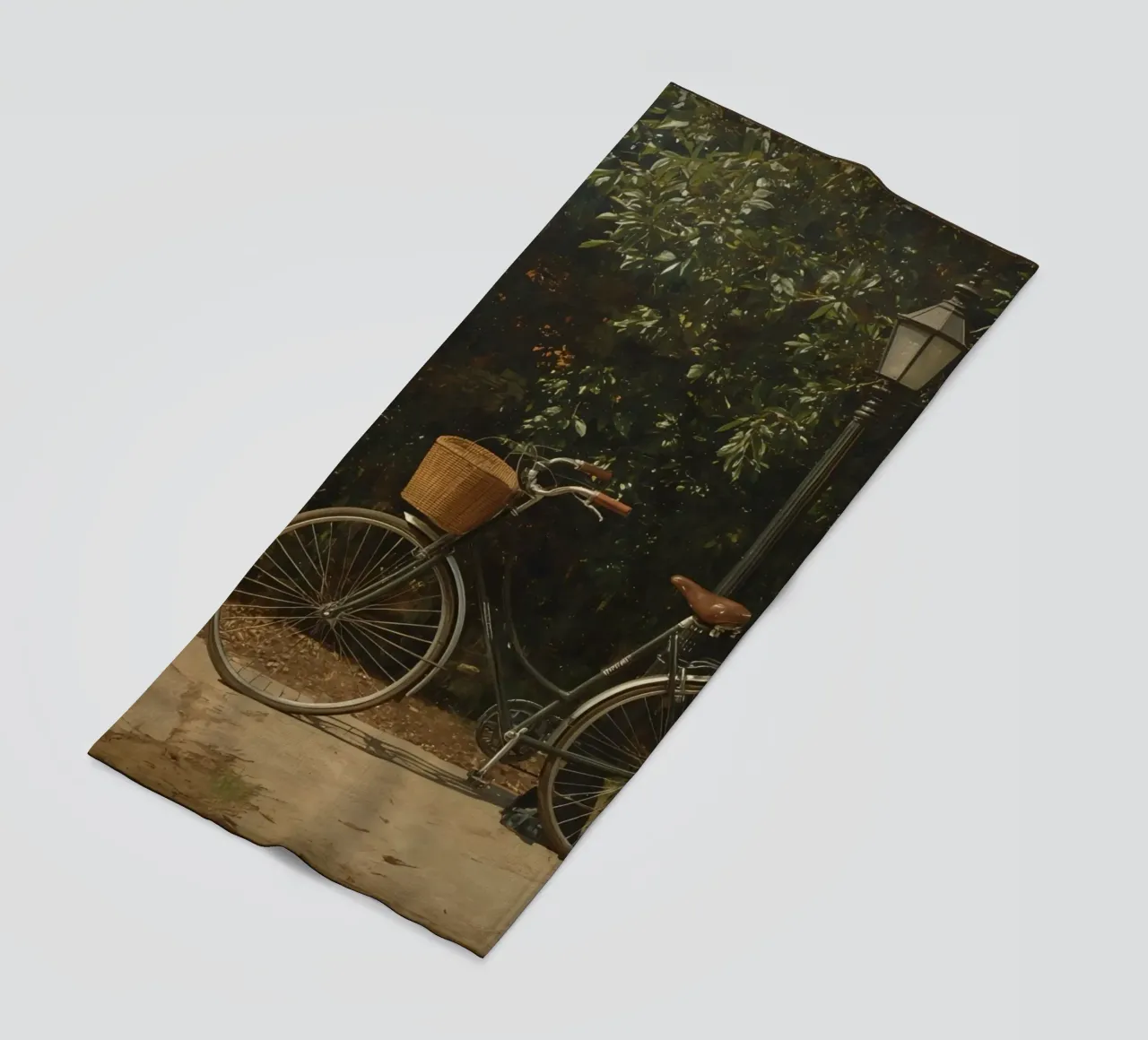 Bicicletta d'epoca parcheggiata accanto a un lampione in un lussureggiante spazio all'aperto telo mare da DesignDoodle