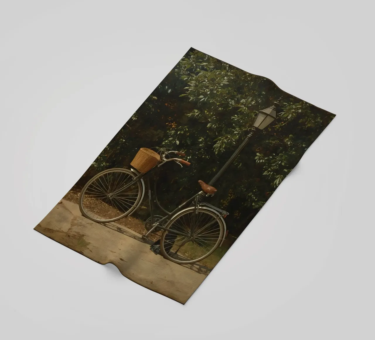 Bicicletta d'epoca parcheggiata accanto a un lampione in un lussureggiante spazio all'aperto telo mare da DesignDoodle