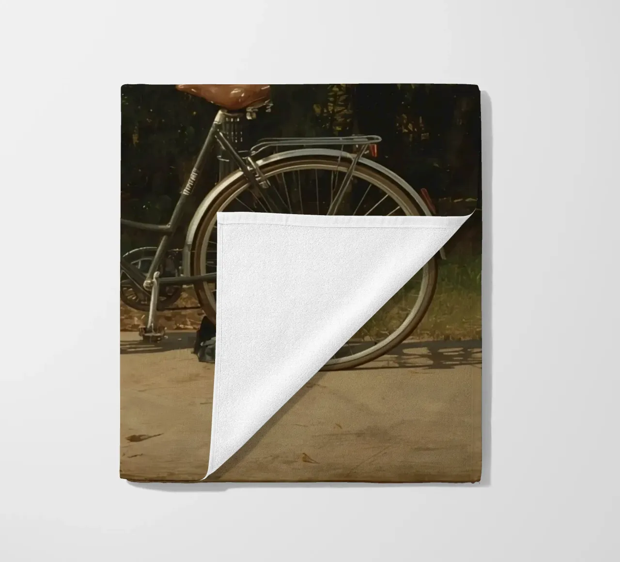 Bicicletta d'epoca parcheggiata accanto a un lampione in un lussureggiante spazio all'aperto telo mare da DesignDoodle