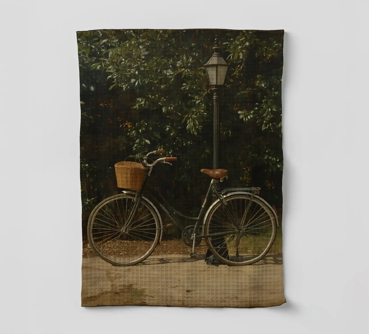 Bicicletta d'epoca parcheggiata accanto a un lampione in un lussureggiante spazio all'aperto canovaccio da cucina da DesignDoodle