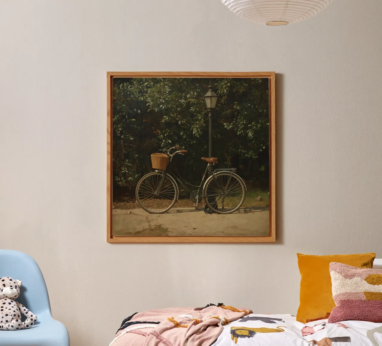 Bicicletta d'epoca parcheggiata accanto a un lampione in un lussureggiante spazio all'aperto alluminio dibond da DesignDoodle