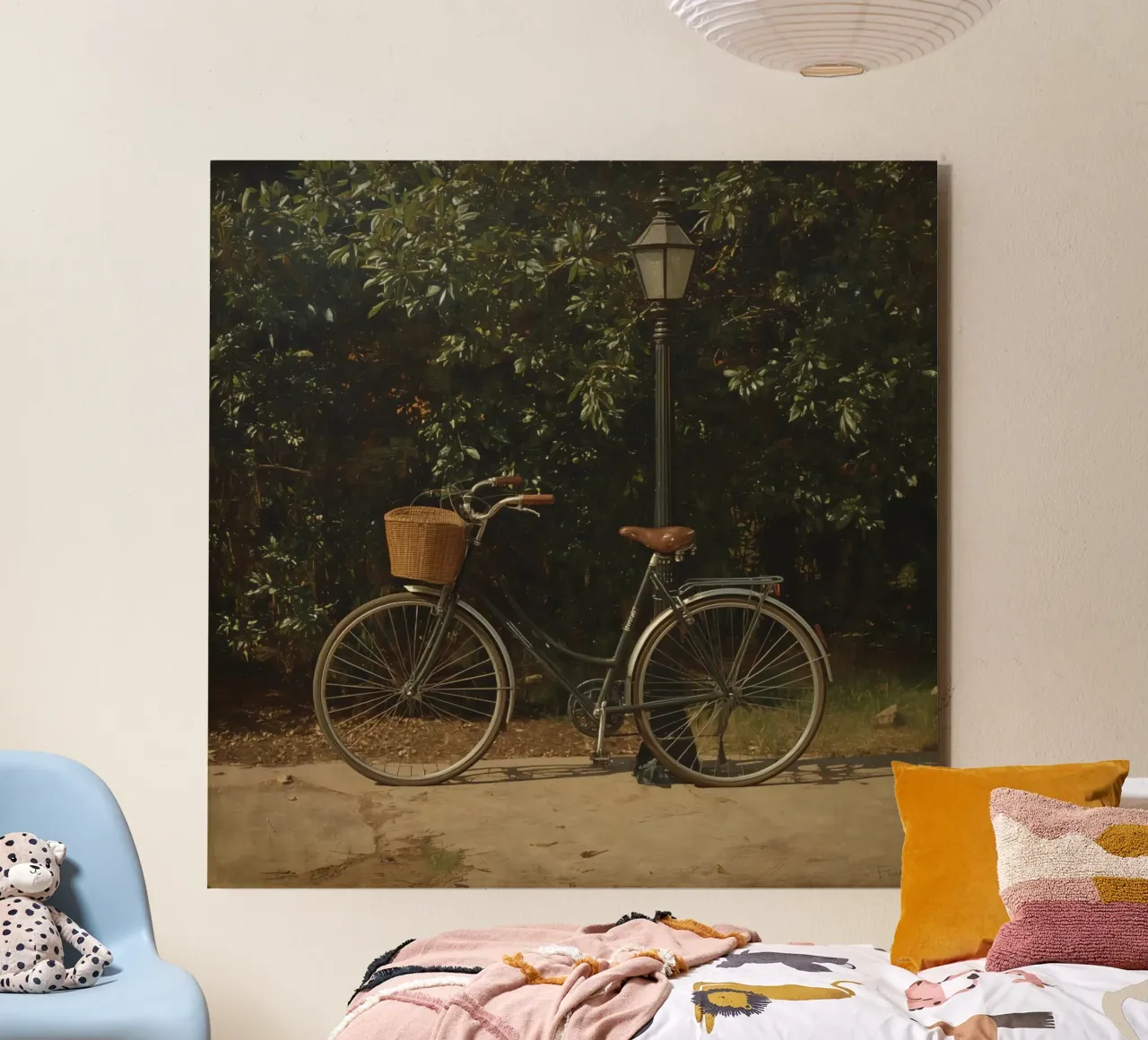 Bicicletta d'epoca parcheggiata accanto a un lampione in un lussureggiante spazio all'aperto alluminio dibond da DesignDoodle