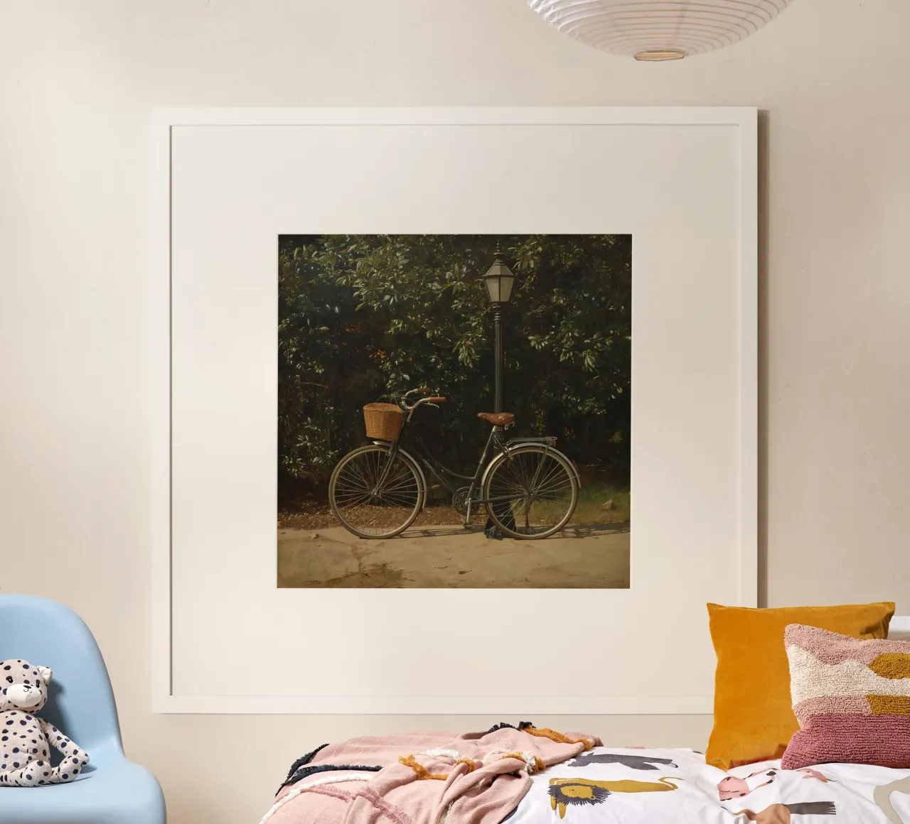 Bicicletta d'epoca parcheggiata accanto a un lampione in un lussureggiante spazio all'aperto carta hahnemühle da DesignDoodle