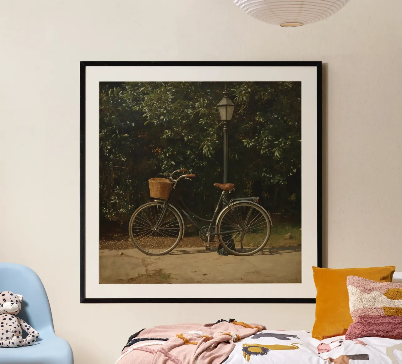 Bicicletta d'epoca parcheggiata accanto a un lampione in un lussureggiante spazio all'aperto carta hahnemühle da DesignDoodle