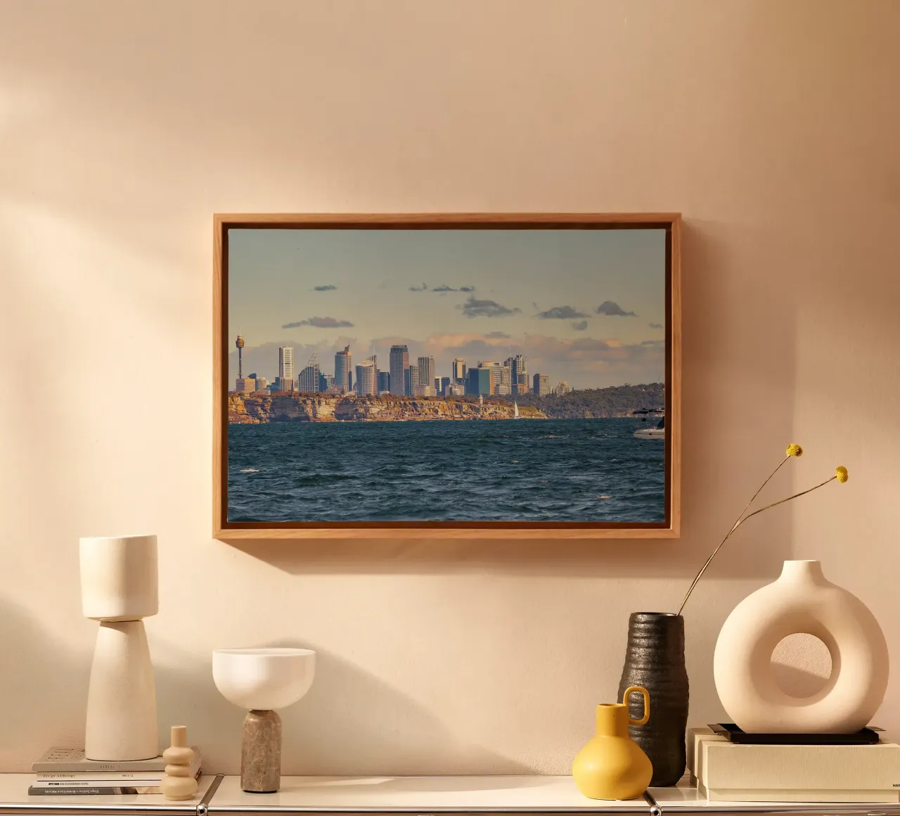 El horizonte de Sídney desde el agua, Australia lienzo con Marco flotante de Wanderlust Vibes